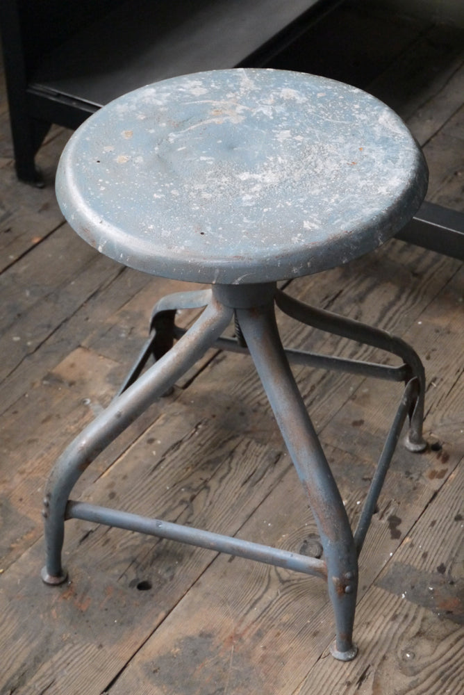 Tabouret Atelier Nicolle Vintage Années 30-40 – Métal Industriel Orange Réglable