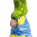 Vase en céramique avec perroquet bleu et jaune sur perchoir