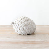 Décoration en forme de pomme de pin en céramique à glaçure réactive blanche, 17,2 cm