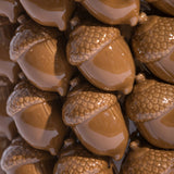 Grand vase en céramique orné de multiples glands
