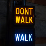 New York feu dont walk americain vintage USA jaune d'origine avec fixations murale