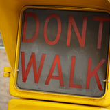 New York feu dont walk americain vintage USA jaune d'origine avec fixations murale