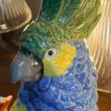 Vase en céramique avec perroquet bleu et jaune sur perchoir