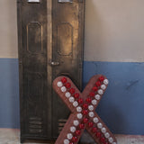 enorme lettre X d'ancienne enseigne lumineuse façon fete foraine