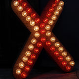 enorme lettre X d'ancienne enseigne lumineuse façon fete foraine