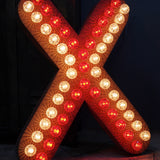 enorme lettre X d'ancienne enseigne lumineuse façon fete foraine