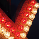 enorme lettre X d'ancienne enseigne lumineuse façon fete foraine