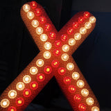 enorme lettre X d'ancienne enseigne lumineuse façon fete foraine
