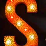 tres grande lettre S d'ancienne enseigne lumineuse façon fete foraine
