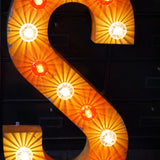 tres grande lettre S d'ancienne enseigne lumineuse façon fete foraine