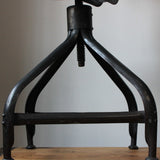 ancienne Chaise basse d atelier industrielle nicolle "" dit queu de baleine ""
