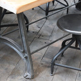 ancienne Table ou bureau industriel pied fonte plateau orme massif