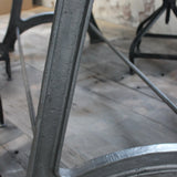 ancienne Table ou bureau industriel pied fonte plateau orme massif