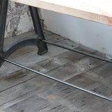 ancienne Table ou bureau industriel pied fonte plateau orme massif