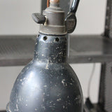 Ancienne lampe industrielle gras
