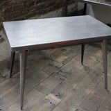 La célèbre table 55 Tolix patine graphite