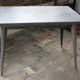 La célèbre table 55 Tolix patine graphite