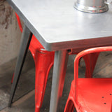 La célèbre table 55 Tolix patine graphite