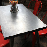 La célèbre table 55 Tolix patine graphite