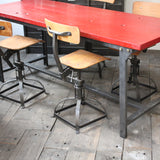Table ou bureau metal industriel militaire plateau bois vernis rouge