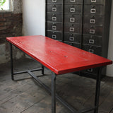 Table ou bureau metal industriel militaire plateau bois vernis rouge
