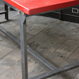Table ou bureau metal industriel militaire plateau bois vernis rouge
