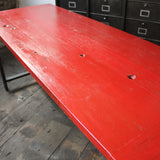 Table ou bureau metal industriel militaire plateau bois vernis rouge
