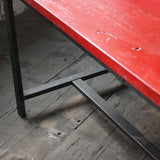 Table ou bureau metal industriel militaire plateau bois vernis rouge