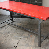 Table ou bureau metal industriel militaire plateau bois vernis rouge