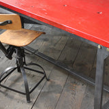 Table ou bureau metal industriel militaire plateau bois vernis rouge