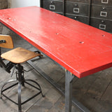 Table ou bureau metal industriel militaire plateau bois vernis rouge