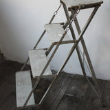 Escabeau pliant d'atelier en bois et metal, superbe patine.