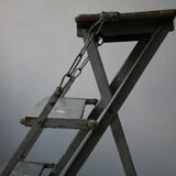 Escabeau pliant d'atelier en bois et metal, superbe patine.