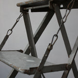Escabeau pliant d'atelier en bois et metal, superbe patine.