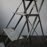 Escabeau pliant d'atelier en bois et metal, superbe patine.