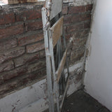 Escabeau pliant d'atelier en bois et metal, superbe patine.