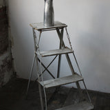 Escabeau pliant d'atelier en bois et metal, superbe patine.