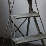 Escabeau pliant d'atelier en bois et metal, superbe patine.