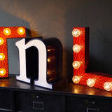 tres grande lettre T d'ancienne enseigne lumineuse façon fete foraine