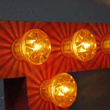 tres grande lettre T d'ancienne enseigne lumineuse façon fete foraine