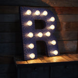 tres grande lettre R d'ancienne enseigne lumineuse façon fete foraine