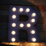 tres grande lettre R d'ancienne enseigne lumineuse façon fete foraine