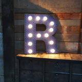 tres grande lettre R d'ancienne enseigne lumineuse façon fete foraine