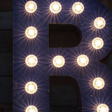 tres grande lettre R d'ancienne enseigne lumineuse façon fete foraine