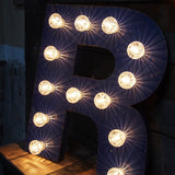 tres grande lettre R d'ancienne enseigne lumineuse façon fete foraine