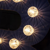 tres grande lettre R d'ancienne enseigne lumineuse façon fete foraine