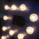 tres grande lettre R d'ancienne enseigne lumineuse façon fete foraine