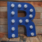 tres grande lettre R d'ancienne enseigne lumineuse façon fete foraine