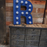 tres grande lettre R d'ancienne enseigne lumineuse façon fete foraine