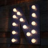 tres grande lettre N d'ancienne enseigne lumineuse façon fete foraine